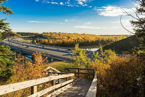 quesnell bridge-fall 2015, edmonton, alberta, canadá - north saskatchewan river fotografías e imágenes de stock