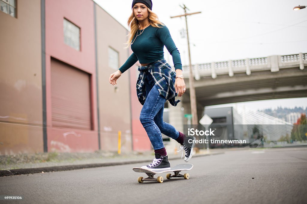 annoncere prins patron Skateboarding Girl Skating In Urban City Streets Stock Photo - Download  Image Now - Portland - Oregon, Skateboarding, 20-29 Years - iStock