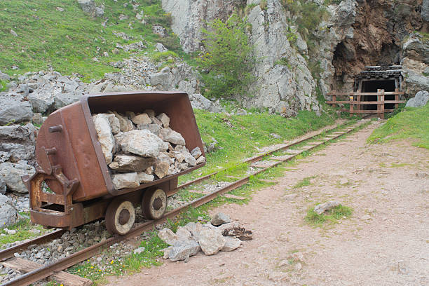 mina com via-férrea, mina vagão ferroviário - gold digger imagens e fotografias de stock