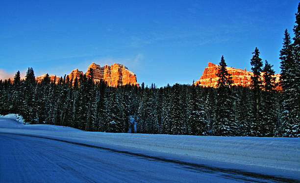 각력암 및 sublette 피크 on togwotee 산길 - copy space alpenglow winter mountain range 뉴스 사진 이미지