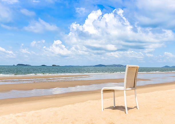 Krzesło na plaży – zdjęcie
