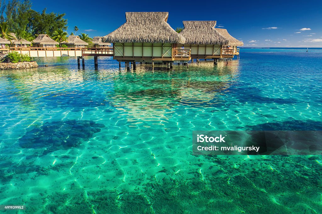 Villas en la laguna de agua con pasos en altitud - Foto de stock de Maldivas libre de derechos