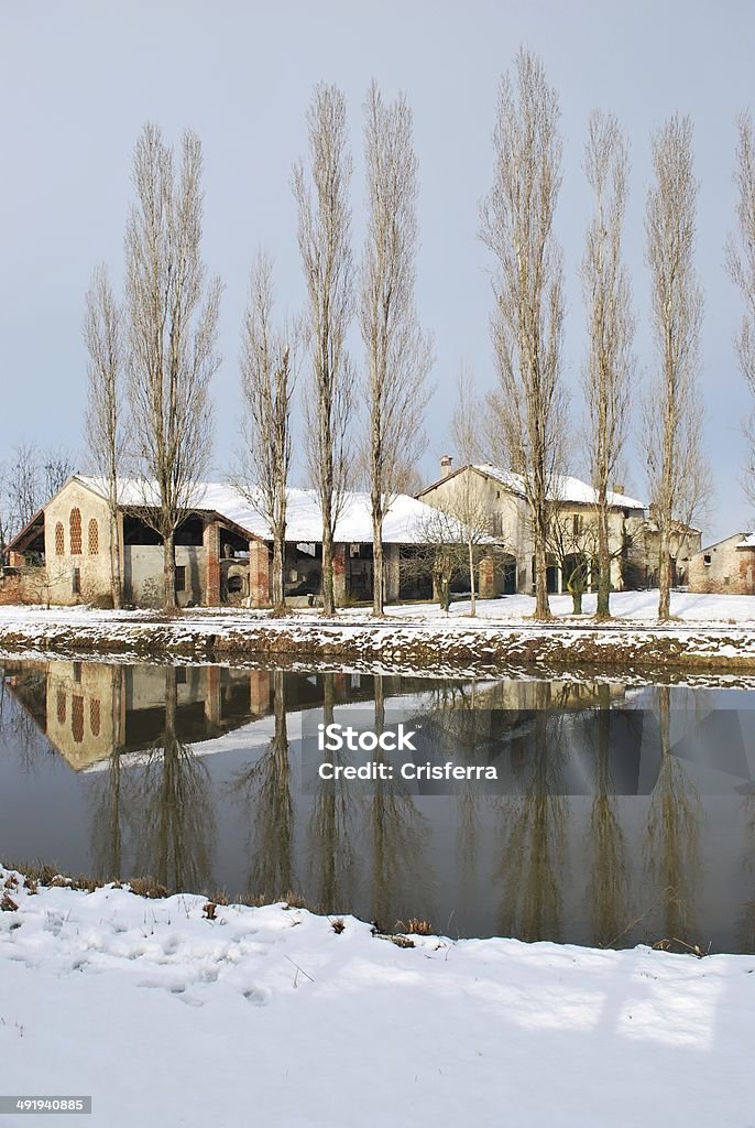 Casa di campagna in inverno - Foto stock royalty-free di Albero