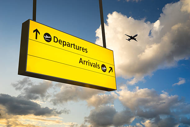 salida & llegar señal, avión reactor tome la salida del aeropuerto - airport business travel arrival departure board travel fotografías e imágenes de stock