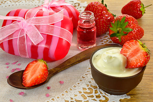 la fraise savon - merchandise luxury still life spa treatment photos et images de collection