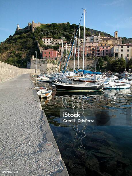 Porto Ercole Italia - Fotografie stock e altre immagini di Bagno - Bagno, Barca a vela, Composizione verticale