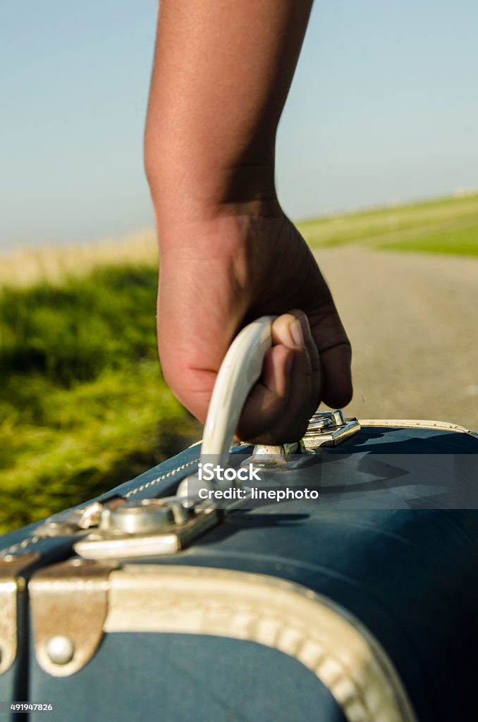 Menina vai seu próprio caminho na vida - Foto de stock de Andar royalty-free