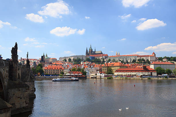 blick auf die prager burg und der charles brücke durch little quarter - prague little quarter stock-fotos und bilder