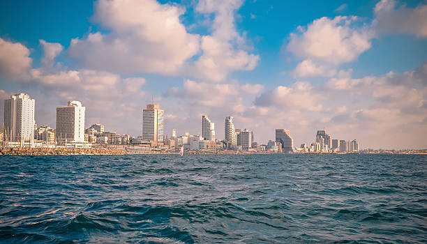 vista do mar em tel aviv e não apenas - israel tel aviv skyscraper seascape - fotografias e filmes do acervo