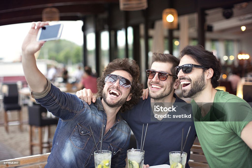Amigos divirtiéndose en el bar. - Foto de stock de 20-24 años libre de derechos