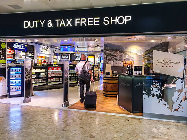 винный и табачный магазин беспошлинной торговли в женеве аэропорта - duty free стоковые фото и изображения