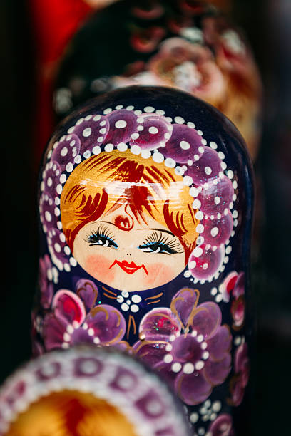 coloré poupée russe matreshka au marché. - figurine russian nesting doll russia russian culture photos et images de collection