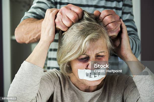 Domestic Violance Foto de stock y más banco de imágenes de Abuso - Abuso, Acoso escolar, Adulto