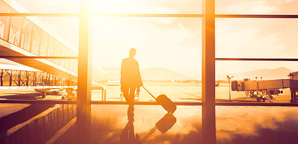 traveller mujer esperando - airport business travel arrival departure board travel fotografías e imágenes de stock