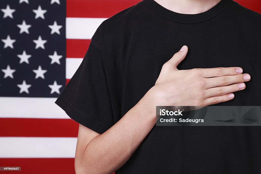 La main sur le coeur de drapeau américain - Photo de Serment d'allégeance libre de droits