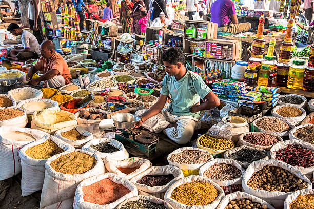 mercado de verduras y comestibles locales en la india - india indian culture women market fotografías e imágenes de stock
