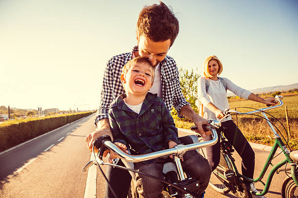 famiglia in bicicletta - bicycle ride foto e immagini stock