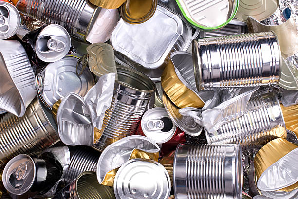 latas de metal y latas preparados para el reciclado - chatarra fotografías e imágenes de stock