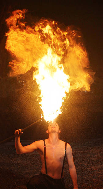 작업현장에 브리더 서커스 불꽃 열기기 - fire eater fire performance circus performer 뉴스 사진 이미지