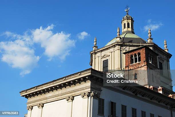 Chiesa Di San Lorenzo A Milano Italia - Fotografie stock e altre immagini di Ambientazione esterna - Ambientazione esterna, Architettura, Blu