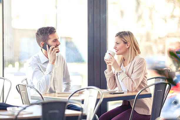 hommes d'affaires dans un café - restaurant business person setting the table clothing photos et images de collection