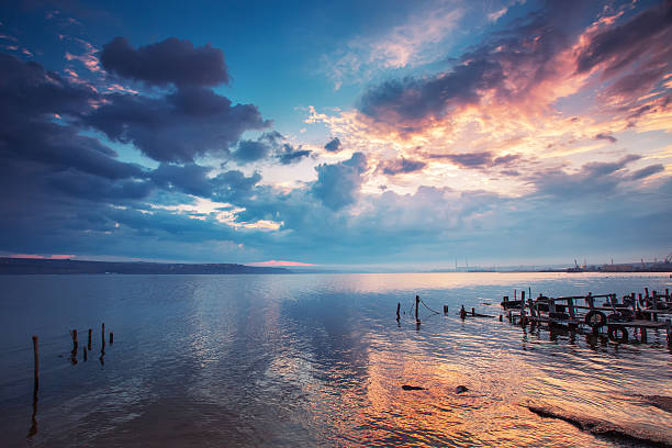 夕暮れの湖の - dramatic sky ストックフォトと画像