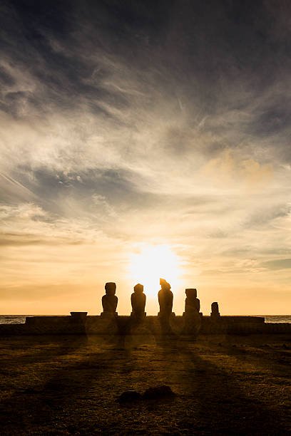 de ahu tahai estátua moai ao pôr do sol, ilha de páscoa - moai statue statue ancient past imagens e fotografias de stock