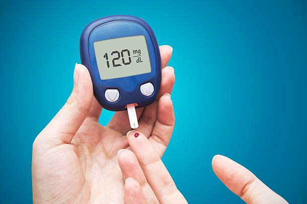 血糖値検査をしている女性 - diabetes blood sugar test insulin glucose ストックフォトと画像