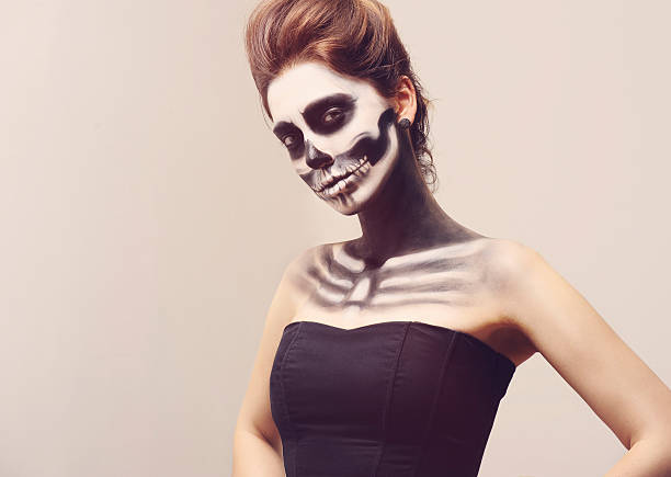 красивая девушка с творческим макияж на хэллоуин - make up women glamour horizontal стоковые фото и изображения