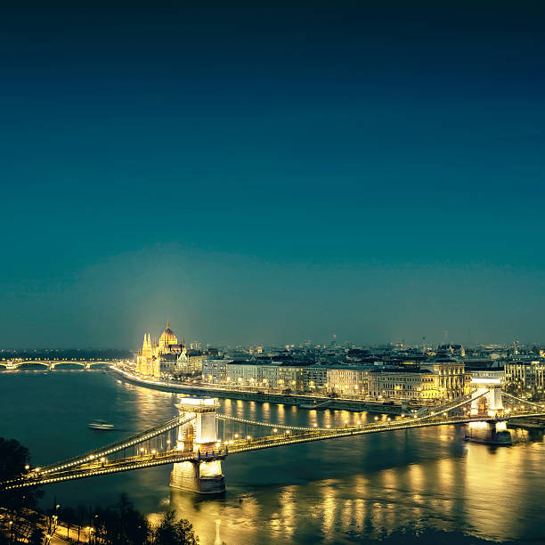 sur la ville de budapest, du pont des chaînes széchenyi et du parlement au crépuscule - budapest parliament building chain bridge night photos et images de collection