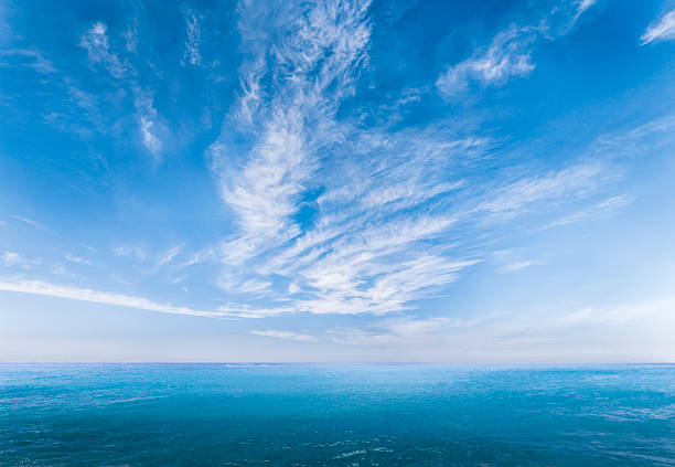 wunderschöne landschaft, meer - dramatischer himmel stock-fotos und bilder