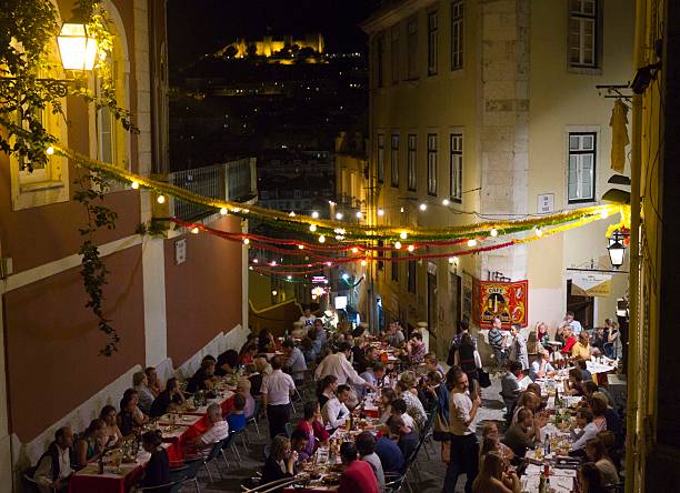 persone che cena all'aperto in calcada do duque a lisbona - lisbon portugal night people barrio alto foto e immagini stock