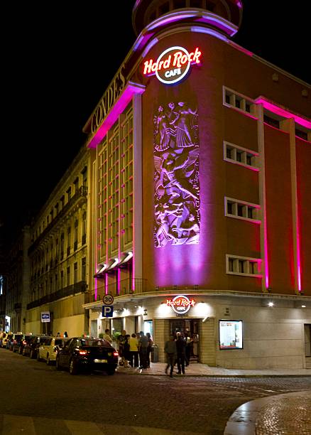 hard rock cafe building bei nacht - carved rock stock-fotos und bilder