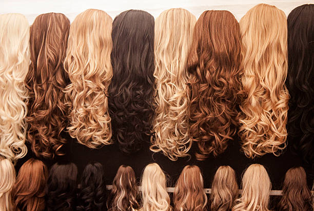 カラフルなヘアピースと羽 - fashion shiny blond hair hairstyle ストックフォトと画像