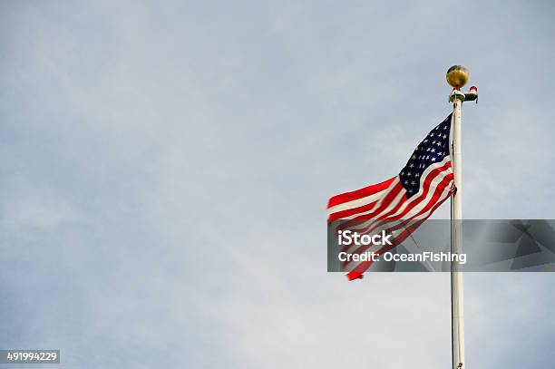 Bandiera Americana Sul Cielo Blu - Fotografie stock e altre immagini di Asta - Oggetto creato dall'uomo - Asta - Oggetto creato dall'uomo, Bandiera, Bandiera degli Stati Uniti
