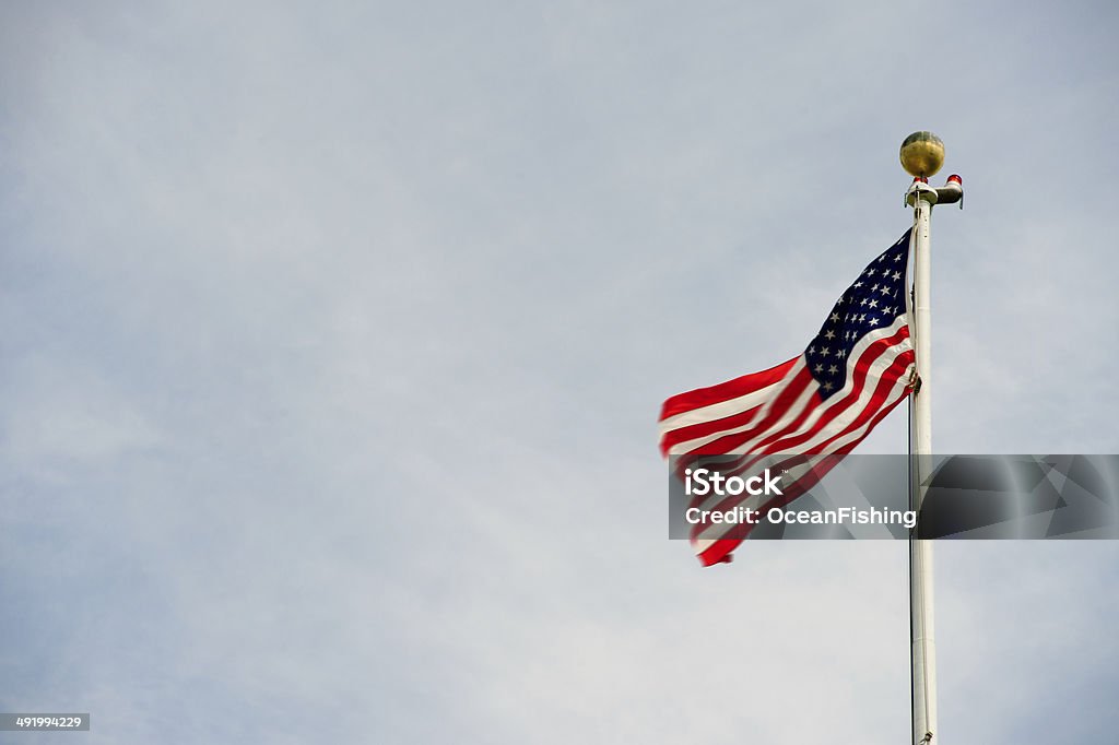 Amerykańska flaga w błękitne niebo - Zbiór zdjęć royalty-free (Ameryka)