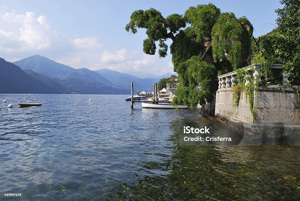 Dock e ville sul Lago d'Orta, Italia - Foto stock royalty-free di Ambientazione esterna