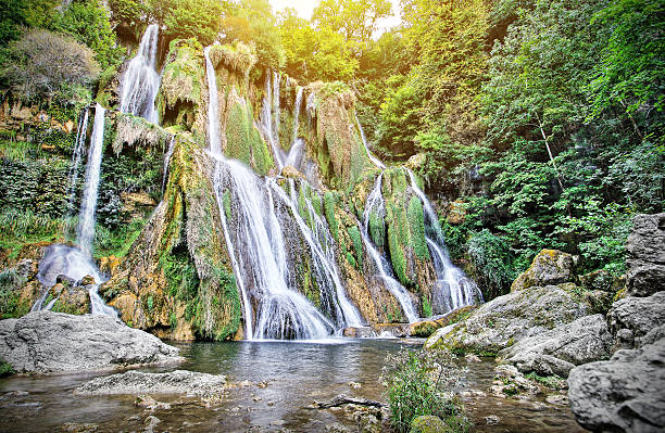 Majestätischen Wasserfall im französischen Wald mit strömt Sonnenlicht – Foto