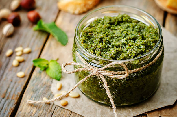 базилика мятный орехи миндаля в скорлупе pistachios кедровые орехи песто - pesto sauce italian culture pine nut photography стоковые фото и изображения