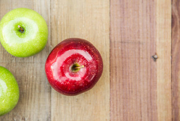 maçãs orgânicas frescas - apple granny smith apple three objects green - fotografias e filmes do acervo