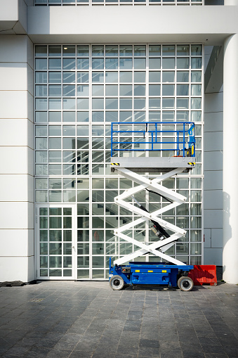 self-propelled scissor lift suitable for outdoor use on rough terrains