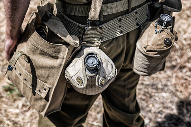 nos soldado do exército wwii contra qualquer doença equipamento médico de água cantinas - military canteen imagens e fotografias de stock