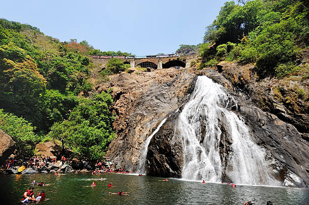 dudhsagar cachoeira - indian falls - fotografias e filmes do acervo
