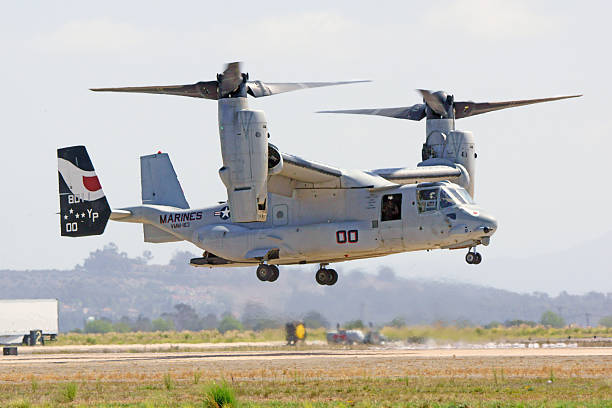 avions osprey troop transport en hélicoptère - helicopter boeing marines military photos et images de collection