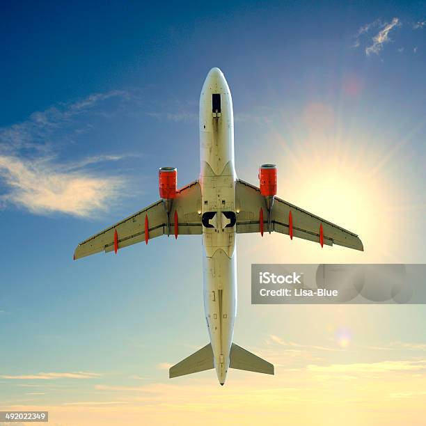 Avião - Fotografias de stock e mais imagens de Avião Comercial - Avião Comercial, Vista de Ângulo Baixo, Avião