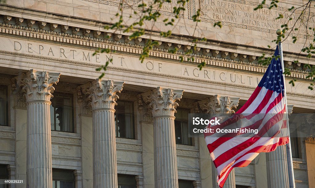 農務省オフィスビル、アメリカの国旗 - ストックフォト・写真素材...