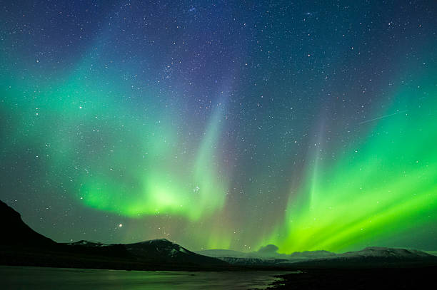 aurora boreal na islândia - iceland meteorology aurora borealis galaxy imagens e fotografias de stock