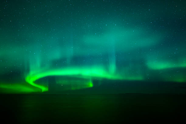 aurore boréale sur l'islande - iceland meteorology galaxy aurora borealis photos et images de collection