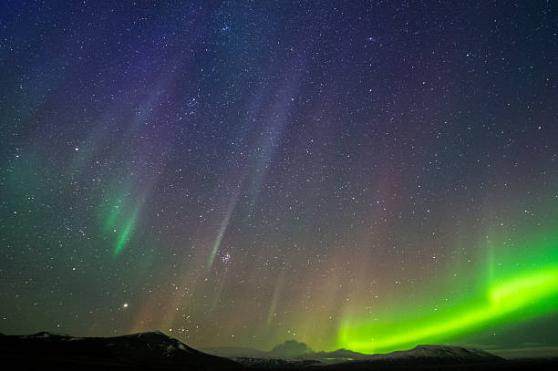 aurora boreal na islândia - iceland meteorology aurora borealis galaxy imagens e fotografias de stock