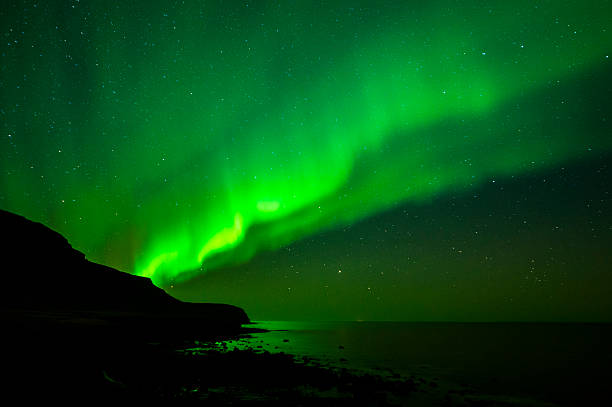 aurora boreal na islândia - iceland meteorology aurora borealis galaxy imagens e fotografias de stock